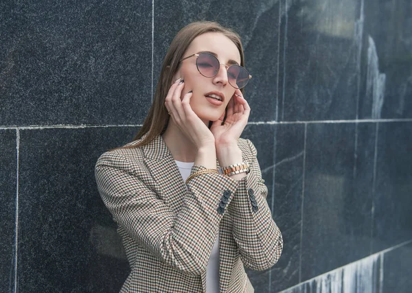 Duvarın Arka Planında Gözlüklü Güzel Genç Bir Moda Kadını — Stok fotoğraf