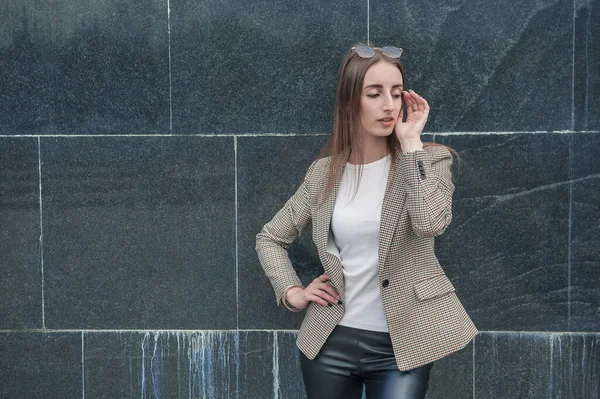 Mooie Jonge Mode Stijlvolle Vrouw Met Bril Muur Stad Achtergrond — Stockfoto