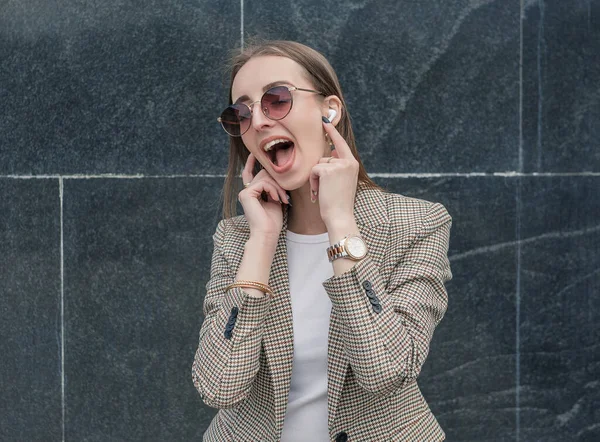 Hermosa Joven Mujer Con Estilo Moda Escuchando Música Través Auriculares — Foto de Stock