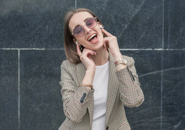 Hermosa Joven Mujer Con Estilo Moda Escuchando Música Través Auriculares — Foto de Stock