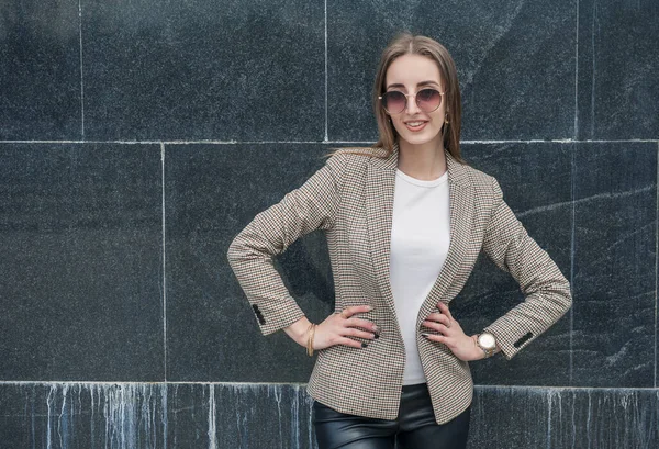 Duvarın Arka Planında Gözlüklü Güzel Genç Bir Moda Kadını — Stok fotoğraf