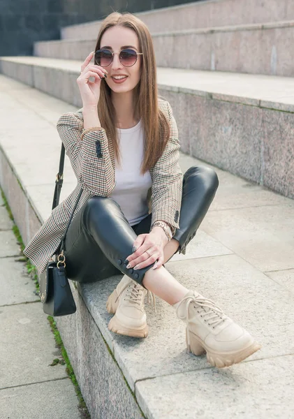 Bonita Jovem Moda Elegante Mulher Sentada Nos Passos Fundo Cidade — Fotografia de Stock