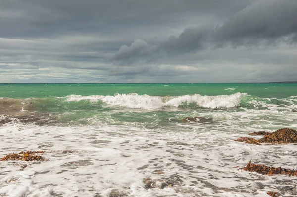 暴风雨中的海浪和戏剧性的蓝云 — 图库照片