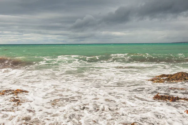 Fale Morskie Podczas Burzy Dramatyczne Niebieskie Chmury — Zdjęcie stockowe
