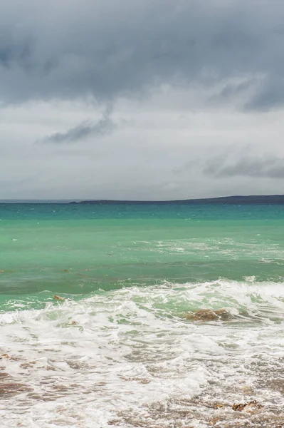 嵐と劇的な青い雲の海の波 — ストック写真