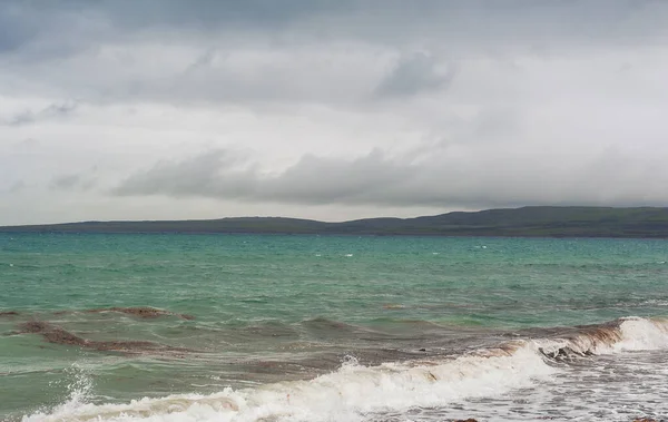 嵐と劇的な青い雲の海の波 — ストック写真