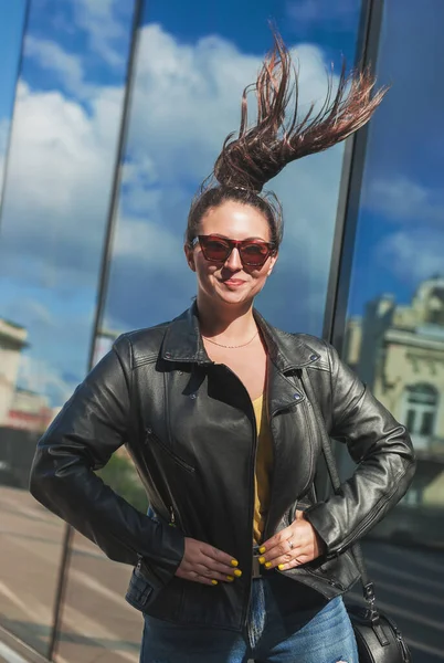 Güzel Genç Mutlu Saçları Rüzgarda Uçuşan Bir Kadın Şehir Binasının — Stok fotoğraf