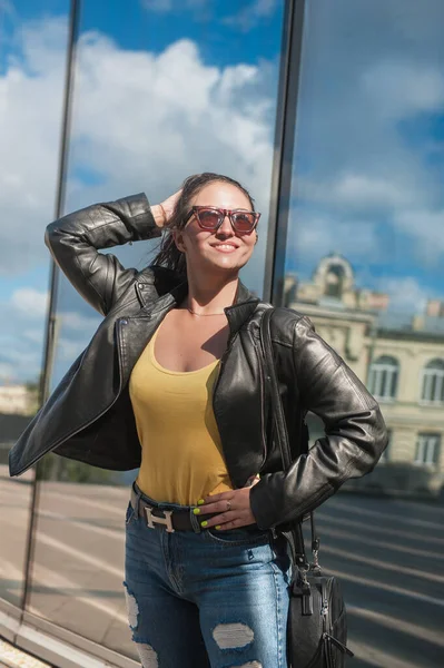 Jovem Feliz Bonita Com Óculos Sol Perto Parede Espelho Edifício — Fotografia de Stock