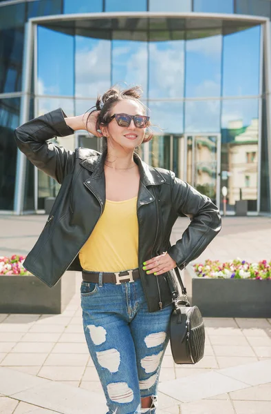 Mulher Feliz Nova Bonita Com Saco Óculos Sol Perto Parede — Fotografia de Stock