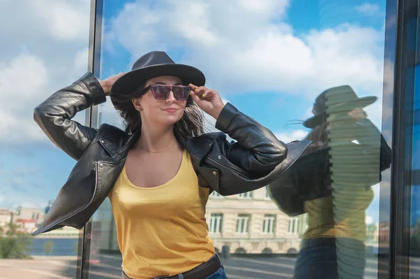 Mulher Bonita Com Chapéu Óculos Sol Perto Parede Espelho Edifício — Fotografia de Stock