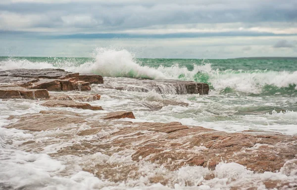 Dramatische Szene Mit Meereswellen Felsiger Küste Und Blauen Wolken — Stockfoto