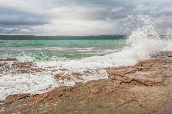 Scène Dramatique Avec Vagues Mer Littoral Rocheux Nuages Bleus — Photo