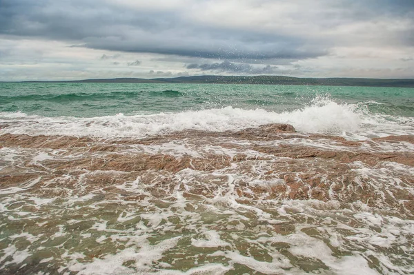 Dramatyczna Scena Falami Morskimi Skalistym Wybrzeżem Niebieskimi Chmurami — Zdjęcie stockowe