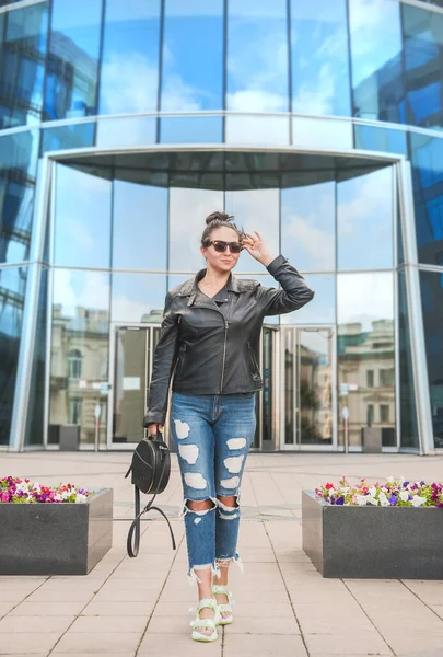 Hermosa Joven Feliz Mujer Pared Del Espejo Fondo Del Edificio — Foto de Stock