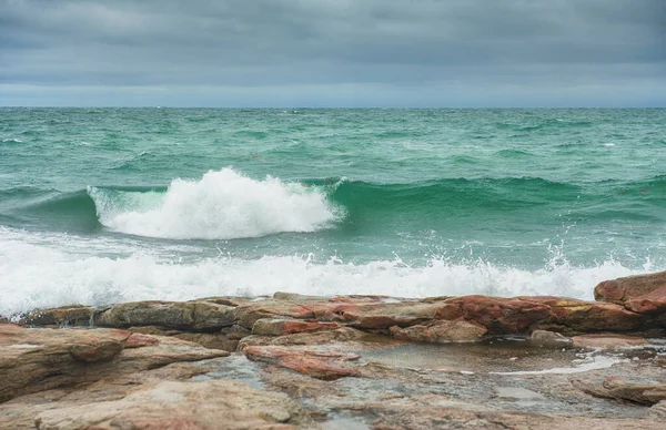 海の波 岩の海岸と青い雲と劇的なシーン — ストック写真