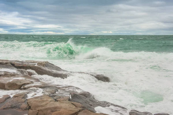 Scène Dramatique Avec Vagues Mer Littoral Rocheux Nuages Bleus — Photo