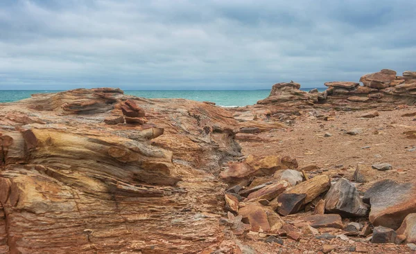 Grandes Pedras Rocha Vermelha Ondas Mar Contra Dramático Fundo Céu — Fotografia de Stock