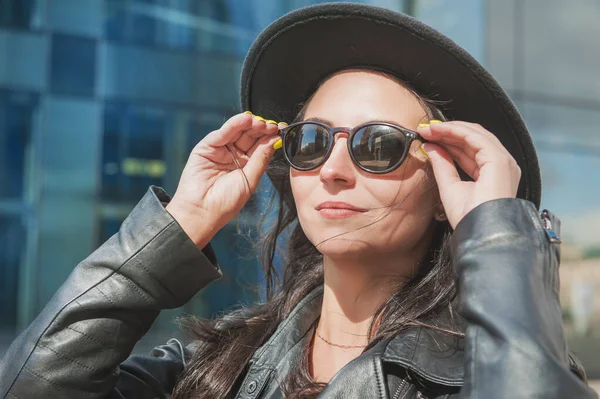 Mulher Feliz Nova Bonita Com Óculos Sol Chapéu Perto Parede — Fotografia de Stock