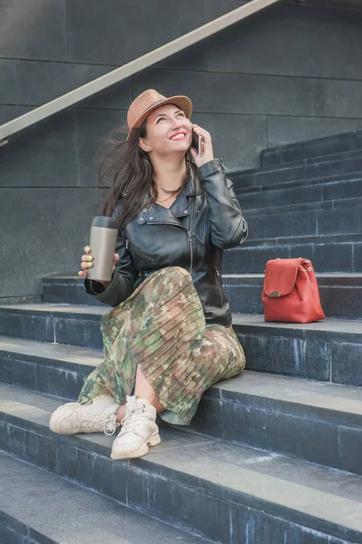 Siyah Deri Ceketli Güzel Bir Kadın Merdivenlerde Cep Telefonu Kahve — Stok fotoğraf
