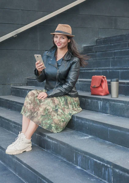 Mulher Bonita Jaqueta Couro Preto Sentado Nos Passos Com Telefone — Fotografia de Stock