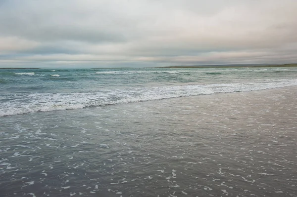 Bella Drammatica Onde Blu Del Mare Cielo Cupo — Foto Stock