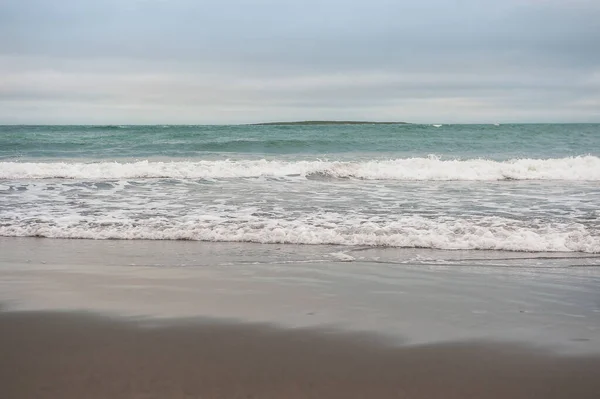 Hermosas Olas Azules Cielo Sombrío — Foto de Stock