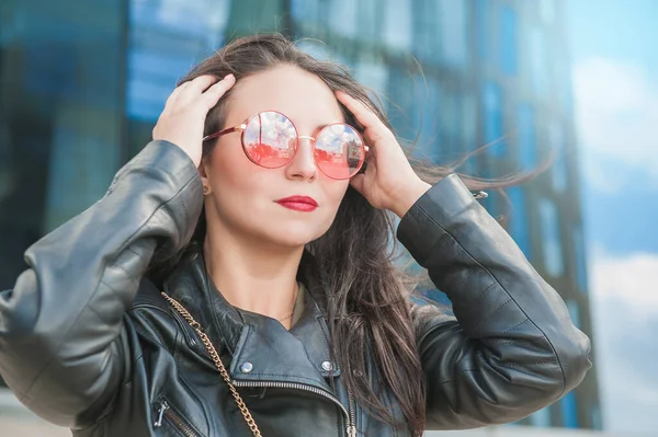 Schöne Junge Frau Mit Rosa Sonnenbrille Auf Der Spiegelwand Des — Stockfoto