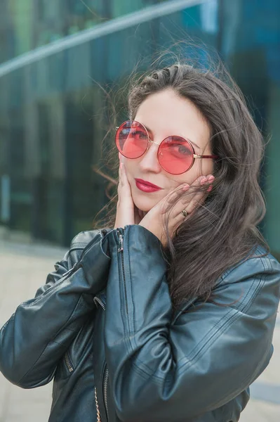 Bella Giovane Donna Felice Con Occhiali Sole Rosa Sul Muro — Foto Stock