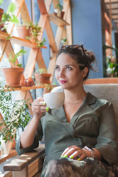 Belle Jeune Femme Heureuse Buvant Café Assis Dans Café — Photo