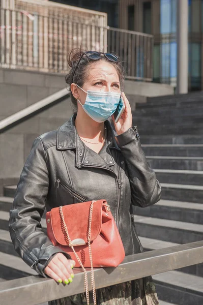 Tıbbi Maske Takan Güzel Bir Kadın Cep Telefonuyla Konuşuyor Modern — Stok fotoğraf
