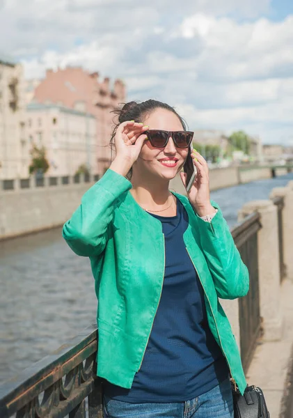 Mooie Stijlvolle Jonge Vrouw Poseren Stad Praten Mobiele Telefoon — Stockfoto