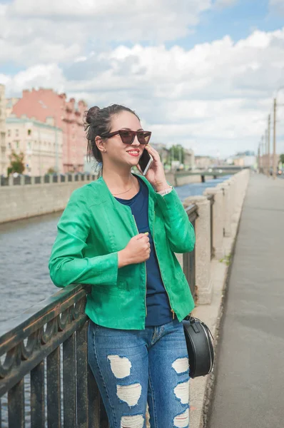 Mooie Stijlvolle Jonge Vrouw Poseren Stad Praten Mobiele Telefoon — Stockfoto