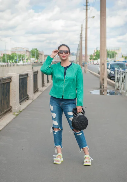 Hermosa Mujer Joven Moda Elegante Posando Ciudad — Foto de Stock