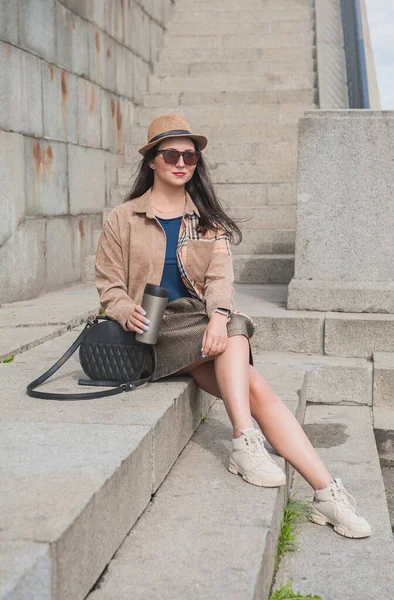 Mooie Stijlvolle Trendy Jonge Vrouw Met Kopje Warme Drank Zittend — Stockfoto