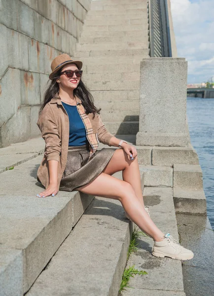 Güzel Modaya Uygun Şapkalı Genç Bir Kadın Şehrin Merdivenlerinde Oturuyor — Stok fotoğraf
