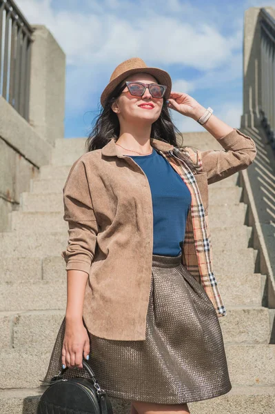 Mooie Stijlvolle Glimlach Trendy Jonge Vrouw Poseren Stad — Stockfoto