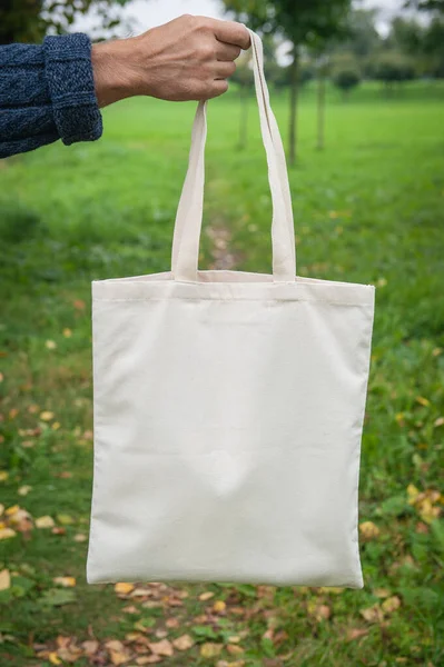 Elegante Hombre Sosteniendo Blanco Lienzo Tote Bolsa Compras Aire Libre —  Fotos de Stock