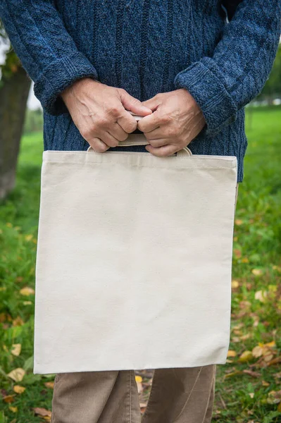 Elegante Hombre Sosteniendo Blanco Lienzo Tote Bolsa Compras Aire Libre —  Fotos de Stock