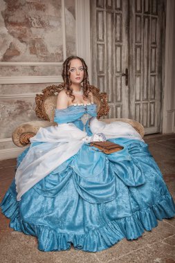 Mavi ortaçağ elbisesi içinde güzel bir kadın