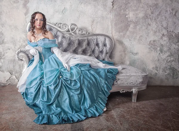 Belle femme en robe médiévale bleue — Photo