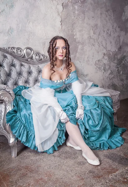 Mooie vrouw in middeleeuwse jurk zetten kousen — Stockfoto