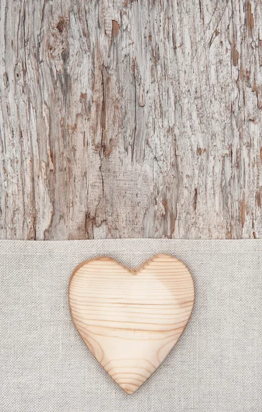 Corazón de madera en la tela de lino y madera vieja —  Fotos de Stock