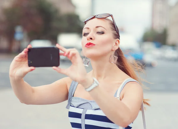 Mooie vrouw genomen beeld van zichzelf in de stad — Stockfoto