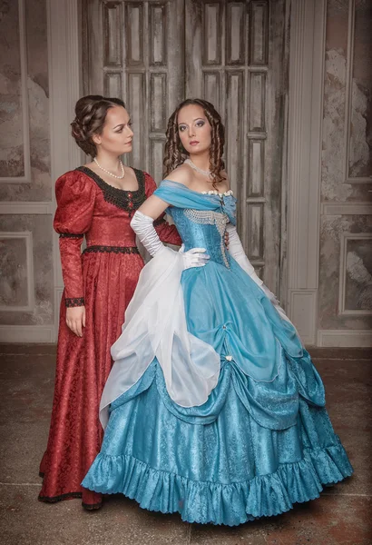 Deux belles femmes en robes médiévales — Photo