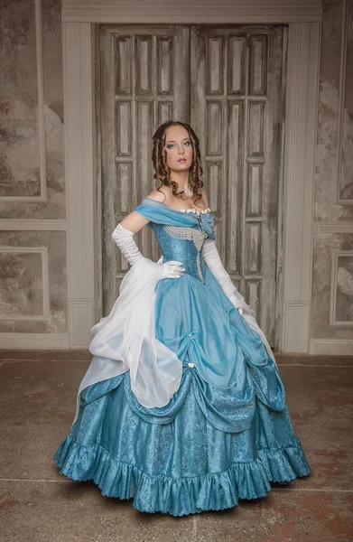 Mooie vrouw in blauwe middeleeuwse jurk — Stockfoto