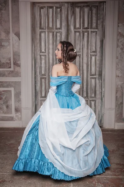 Красивая женщина в синем средневековом платье — стоковое фото