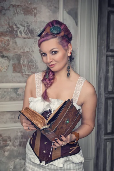 Bella donna steampunk con vecchio libro — Foto Stock