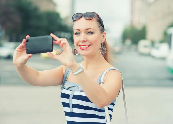 Mulher bonita tirou foto de si mesma na cidade — Fotografia de Stock