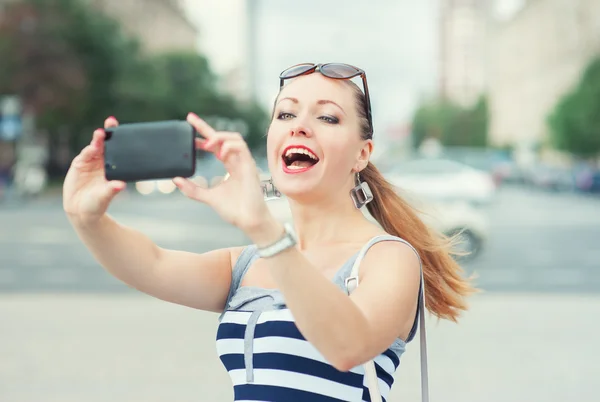 Beautiful woman taken picture of herself in the city — Stock Photo, Image