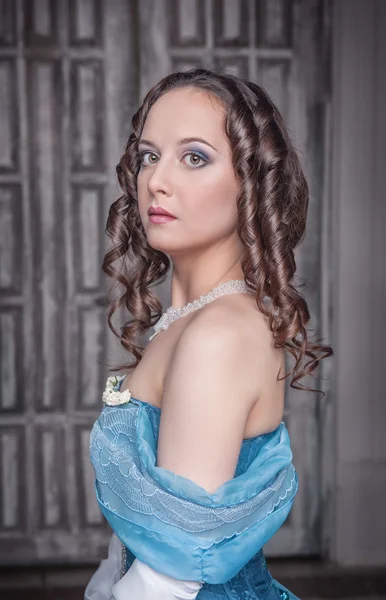 Hermosa mujer medieval en vestido azul —  Fotos de Stock